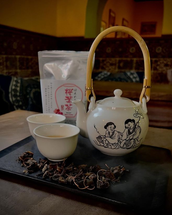 Sakuracha 🌸 Ručně sbírané listy divoké třešně, typu sakura, zpracované ve stylu oolong.