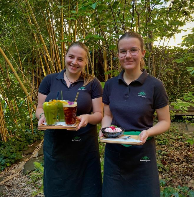 Přijďte k nám pro osvěžení! 🍹❄️ Naše usměvavé brigádnice jsou tu s chlazenými nápoji a skvělou zmrzlinou, která vám...