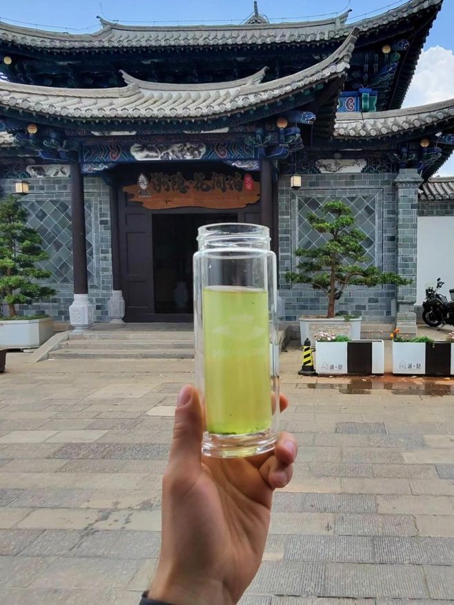 Ano, je to japonský čaj před čínským chrámem. Ne, nezbláznili jsme se — i na cestách může člověk dostat chuť na kousek...