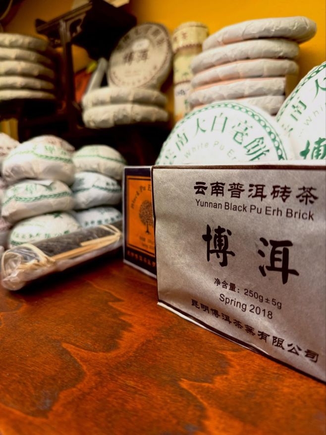 Pu-erh i jiné pečlivě vybrané čaje napříč chutěmi 🍃 Přijď si vybrat ten, který dnes potřebuješ.